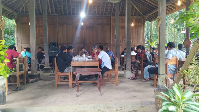 Sekolah Wirausaha Desa diadakan di kafe jegangan