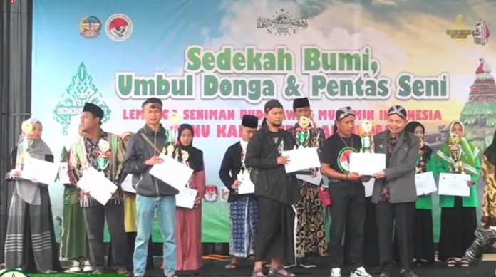 PARA juara lomba Sedekah Bumi Lesbumi PCNU Banyumas saat menerima tropi dan penghargaan dari panitia.