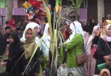 Warga pengunjung puncak acara Sedekah Bumi Umbul Donga dan Pentas seni dalam penyambutan Tahun Baru Hijriyah yang diselenggarakan Lesbumi PCNU Banyumas di Tamansari Karanglewas Rabu 17 Juli 2024.
