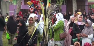 Warga pengunjung puncak acara Sedekah Bumi Umbul Donga dan Pentas seni dalam penyambutan Tahun Baru Hijriyah yang diselenggarakan Lesbumi PCNU Banyumas di Tamansari Karanglewas Rabu 17 Juli 2024.