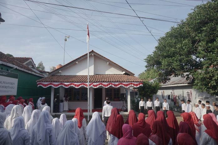 Santri dan warga di lingkungan PP Ath Thohiriyah 2 Purwokerto mengikuti upacara HUT ke-79 RI pagi tadi