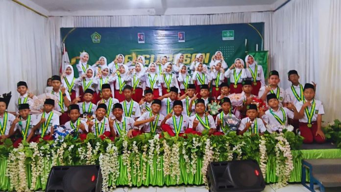 Doa dan Harapan Iringi Pelepasan Siswa MI Ma’arif NU 1 Pandansari