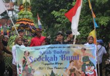 Kirab Budaya Meriahkan Pembukaan Festival Sedekah Bumi Desa Panusupan 2025
