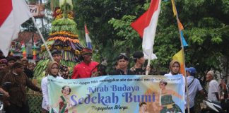 Kirab Budaya Meriahkan Pembukaan Festival Sedekah Bumi Desa Panusupan 2025