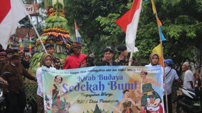 Kirab Budaya Meriahkan Pembukaan Festival Sedekah Bumi Desa Panusupan 2025
