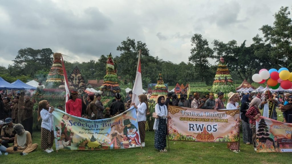 Kirab Budaya Meriahkan Pembukaan Festival Sedekah Bumi Desa Panusupan 2025