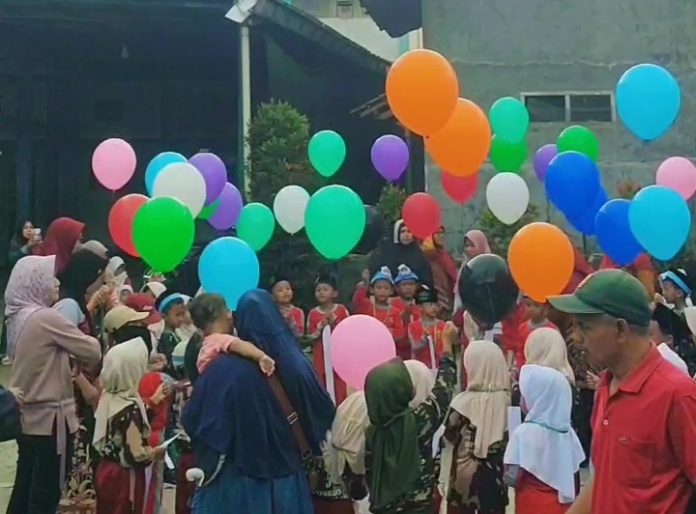 Terbangkan Balon Cita-Cita, MI Ma’arif NU 01 Pandansari Tutup Matsama