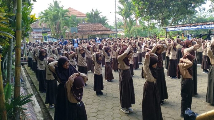 “Kebersihan Sebagian dari Iman”, MI Ma’arif NU 1 Dawuhan Wetan Gelar Jumat Sehat