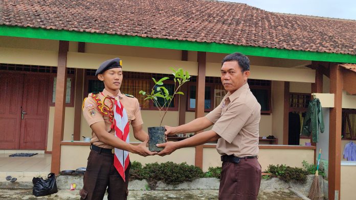 Hijaukan Lingkungan, Siswa-siswi SMA Ma’arif NU 1 Ajibarang Tanam Ratusan Pohon di Hari Pramuka ke-64