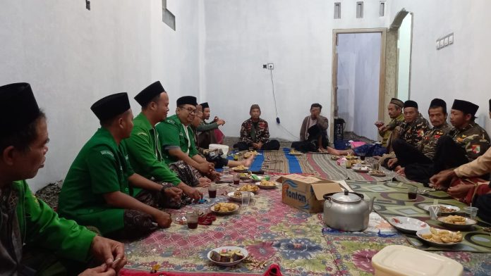 Ansor Banser Kedungbanteng Takziyah ke Rumah Anggota, Jaga Ukhuwah Lewat Doa Bersama
