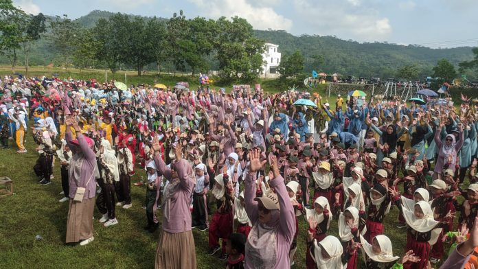 Penuh Warna dan Ceria, Ribuan Anak TK RA dan KB NU Ajibarang Meriahkan Hari Santri 2025 dengan Senam Bersama”