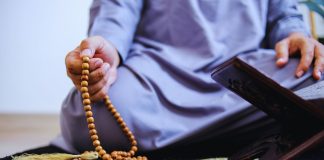 Khutbah Jumat: Empat Penghalang Dekat dengan Allah
