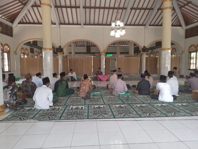 Perkuat Ideologi Aswaja, Syuriah MWCNU Cilongok Kaji Kitab 'Mafahim Yajibu An Tushahhah'