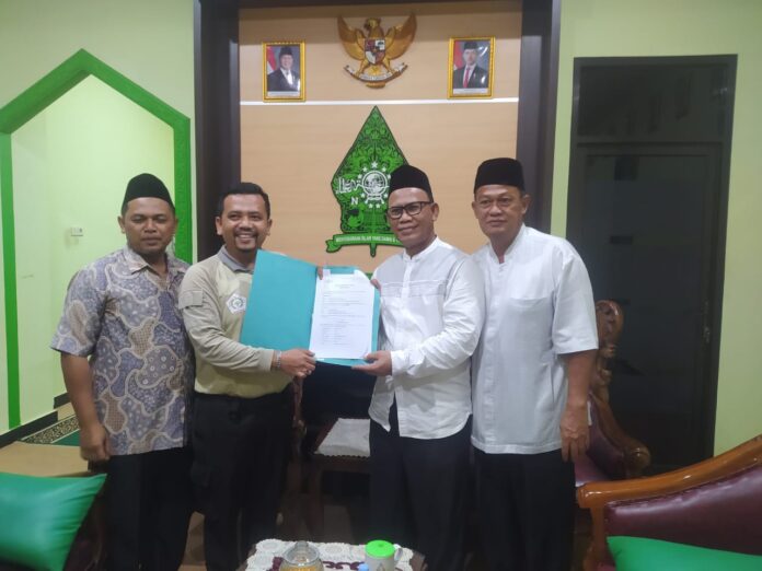 Dukung Klinik NU Medika Cilongok, PCNU Banyumas Serahkan Bantuan Ambulans