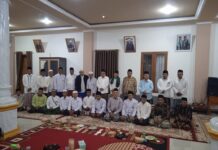Pengurus Idarah Syu’biyyah JATMAN Kabupaten Banyumas berfoto bersama Katib Mustafad Idarah Aliyyah JATMAN, K.H. Dr. Zuhrul Anam Hisyam, usai audiensi di Pondok Pesantren At Taujih, Kebasen, Banyumas, Ahad (18/1/2026).