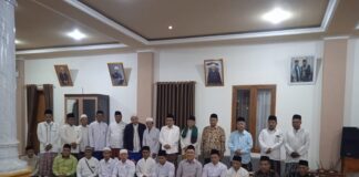 Pengurus Idarah Syu’biyyah JATMAN Kabupaten Banyumas berfoto bersama Katib Mustafad Idarah Aliyyah JATMAN, K.H. Dr. Zuhrul Anam Hisyam, usai audiensi di Pondok Pesantren At Taujih, Kebasen, Banyumas, Ahad (18/1/2026).