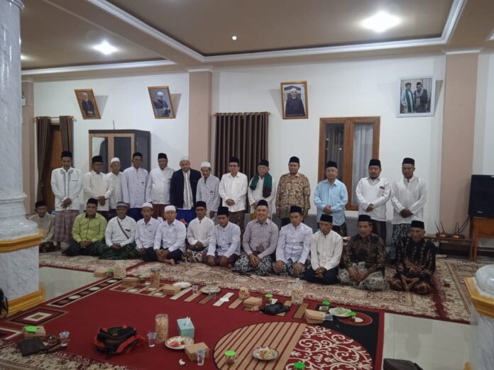 Pengurus Idarah Syu’biyyah JATMAN Kabupaten Banyumas berfoto bersama Katib Mustafad Idarah Aliyyah JATMAN, K.H. Dr. Zuhrul Anam Hisyam, usai audiensi di Pondok Pesantren At Taujih, Kebasen, Banyumas, Ahad (18/1/2026).