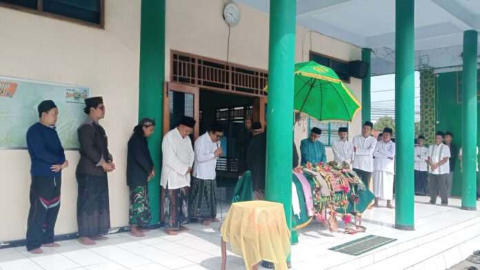 Bersama Ratusan Jamaah, Gus Anam Lepas Jenazah KH Mahfudz Sholeh Mustofa ke Pemakaman