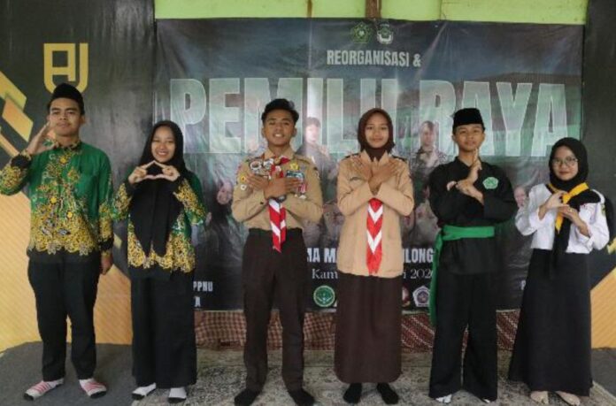 Ketua organisasi ekstrakurikuler terpilih MA Ma’arif NU Cilongok berfoto bersama seusai penetapan hasil reorganisasi dan pemilihan raya, Kamis (15/1/2026).