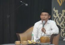 KH Yahya Bunyamin, Direktur Aswaja NU Center Jawa Barat di Pesantren Miftahul Huda Pesawahan Rawalo Ahad, (18/1/2026) malam.
