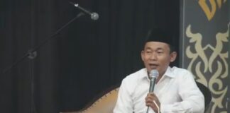 KH Yahya Bunyamin, Direktur Aswaja NU Center Jawa Barat di Pesantren Miftahul Huda Pesawahan Rawalo Ahad, (18/1/2026) malam.