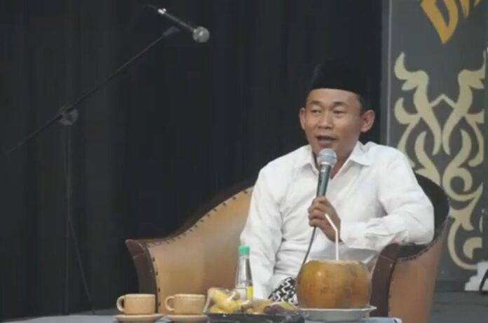 KH Yahya Bunyamin, Direktur Aswaja NU Center Jawa Barat di Pesantren Miftahul Huda Pesawahan Rawalo Ahad, (18/1/2026) malam.
