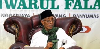 Rais Syuriah PWNU Jateng KH Ubaidillah Shodaqoh saat mengisi ceramah di Haflah Akhirrusanah Pesantren Tahfidzul Quran Anwarul Falah Jatilawang Banyumas Sabtu, (7/2/2026) malam.