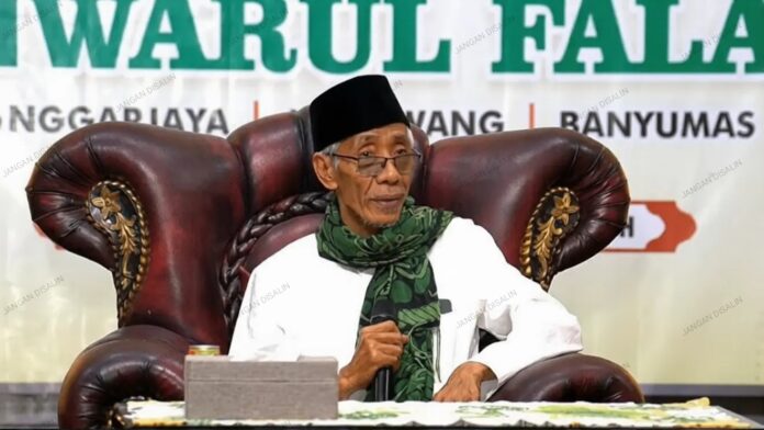 Rais Syuriah PWNU Jateng KH Ubaidillah Shodaqoh saat mengisi ceramah di Haflah Akhirrusanah Pesantren Tahfidzul Quran Anwarul Falah Jatilawang Banyumas Sabtu, (7/2/2026) malam.