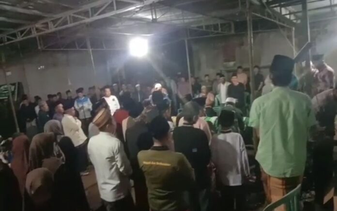 Ribuan Jamaah Antar Jenazah KH Abdul Mutholib ke Pemakaman