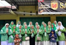 Fatayat NU Ranting Tinggarjaya Bagikan Takjil Gratis di Jalur Jatilawang-Wangon