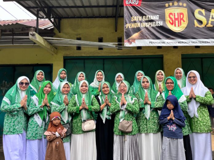 Fatayat NU Ranting Tinggarjaya Bagikan Takjil Gratis di Jalur Jatilawang-Wangon