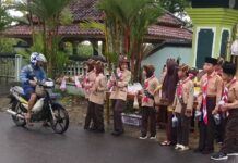 Momen Ramadhan, Pramuka MI Ma'arif NU 1 Dawuhan Wetan Turun ke Jalan Bagikan Takjil