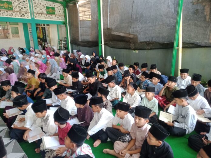 Siswa dan Guru MI Ma'arif NU 01 Pandansari Tadarus Bersama di Pesantren Ramadhan