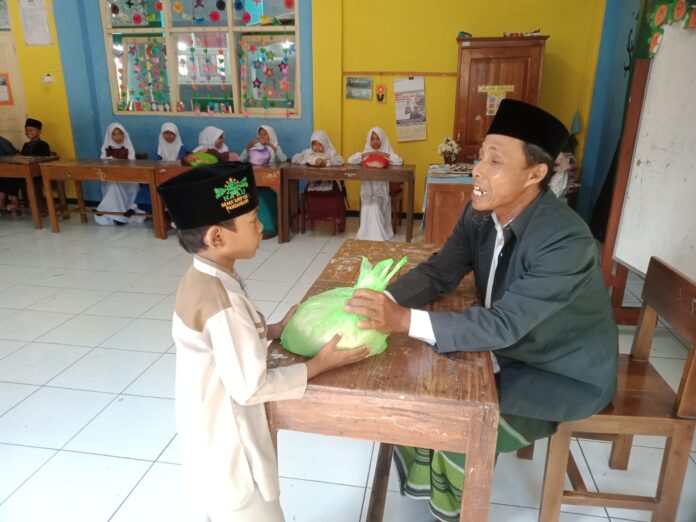 Siswa MI Ma'arif NU 01 Pandansari Serahkan Zakat Fitrah ke Amil Zakat NU Ranting Pandansari