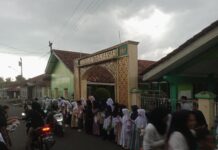 Berbagi Berkah, Siswa MI Ma'arif NU 01 Pandansari Bagikan Takjil kepada Warga Sekitar