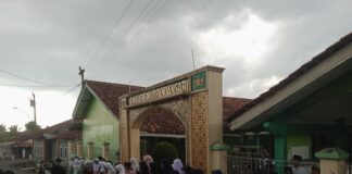 Berbagi Berkah, Siswa MI Ma'arif NU 01 Pandansari Bagikan Takjil kepada Warga Sekitar