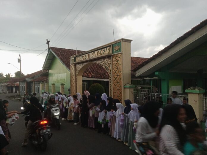 Berbagi Berkah, Siswa MI Ma'arif NU 01 Pandansari Bagikan Takjil kepada Warga Sekitar