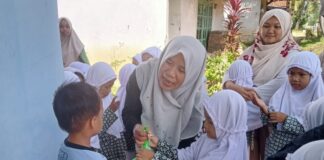 Latih Empati Sejak Dini, RA Diponegoro 149 Jatilawang Salurkan Zakat Fitrah