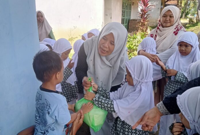 Latih Empati Sejak Dini, RA Diponegoro 149 Jatilawang Salurkan Zakat Fitrah