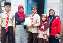 Aksi Nyata, MI Ma'arif NU 1 Sawangan Tutup Pesantren Ramadhan dengan Bakti Sosial