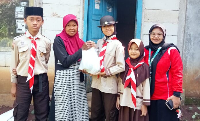 Aksi Nyata, MI Ma'arif NU 1 Sawangan Tutup Pesantren Ramadhan dengan Bakti Sosial