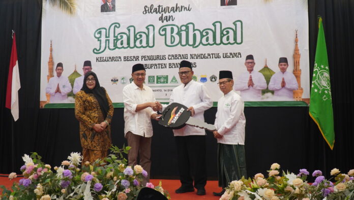 Sinergi Membangun Daerah, Bupati Serahkan Mobil Operasional untuk PCNU Banyumas