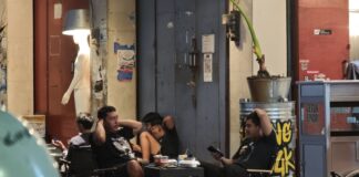 Geliat Ekonomi Anak Muda Purwokerto, Meraup Cuan dari Emperan Toko