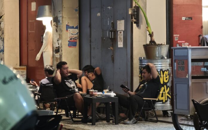 IMG-20260412-WA0010~2 Geliat Ekonomi Anak Muda Purwokerto, Meraup Cuan dari Emperan Toko