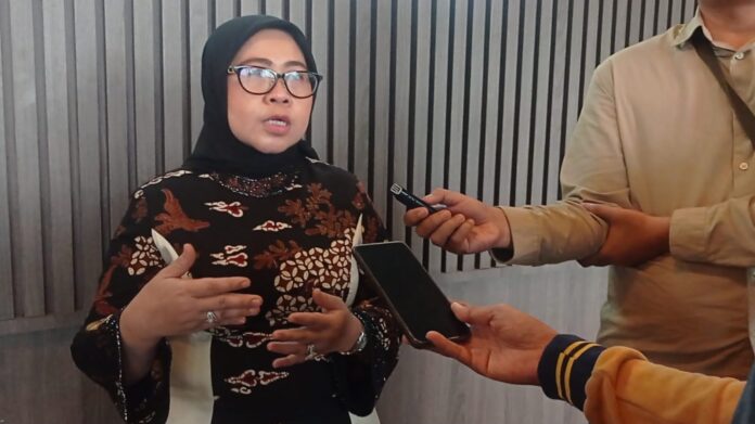 Anggota DPR RI dari Daerah Pemilihan Jawa Tengah VIII (Banyumas-Cilacap), Siti Mukaromah