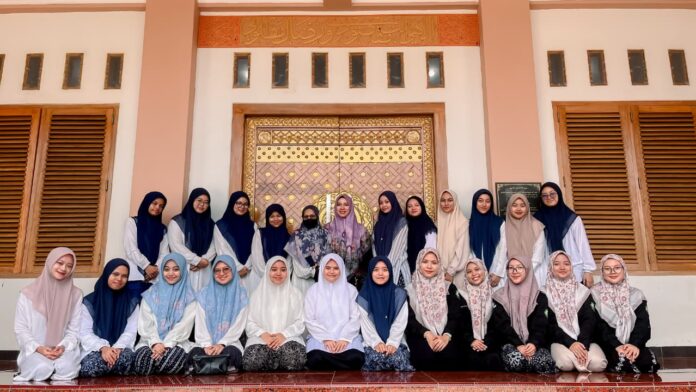 Seminar di Andalusia, Penulis Hati Suhita Ajak Santriwati Berani Berkarya dan Mandiri