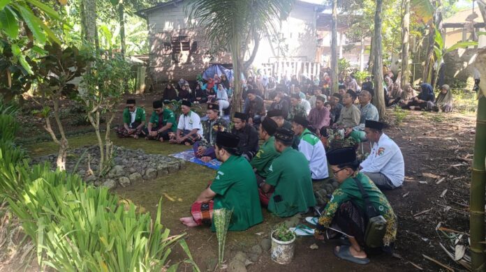 WhatsApp Image 2026-06-16 at 15.46.43 Sambut Tahun Baru Islam, Warga Lemberang Ziarahi Makam Pendiri Desa