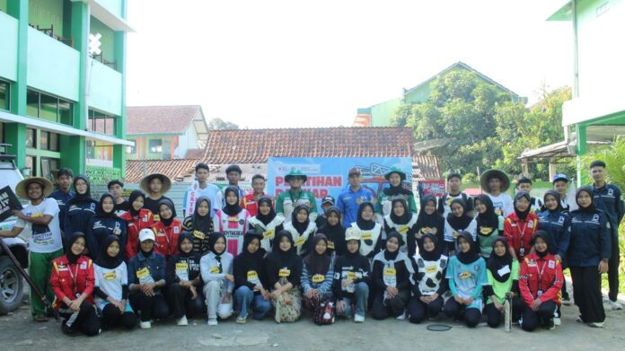 WhatsApp Image 2026-06-20 at 09.51.33 Tingkatkan Kedisiplinan dan Kekompakan, PMR SMK Ma'arif NU 1 Cilongok Gelar Long March dan Outbound