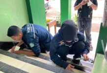 Wujudkan Sekolah Tangguh Bencana, PMR Wira SMK Ma'arif NU 1 Cilongok Pasang Rambu Evakuasi Darurat