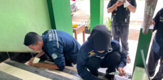 Wujudkan Sekolah Tangguh Bencana, PMR Wira SMK Ma'arif NU 1 Cilongok Pasang Rambu Evakuasi Darurat